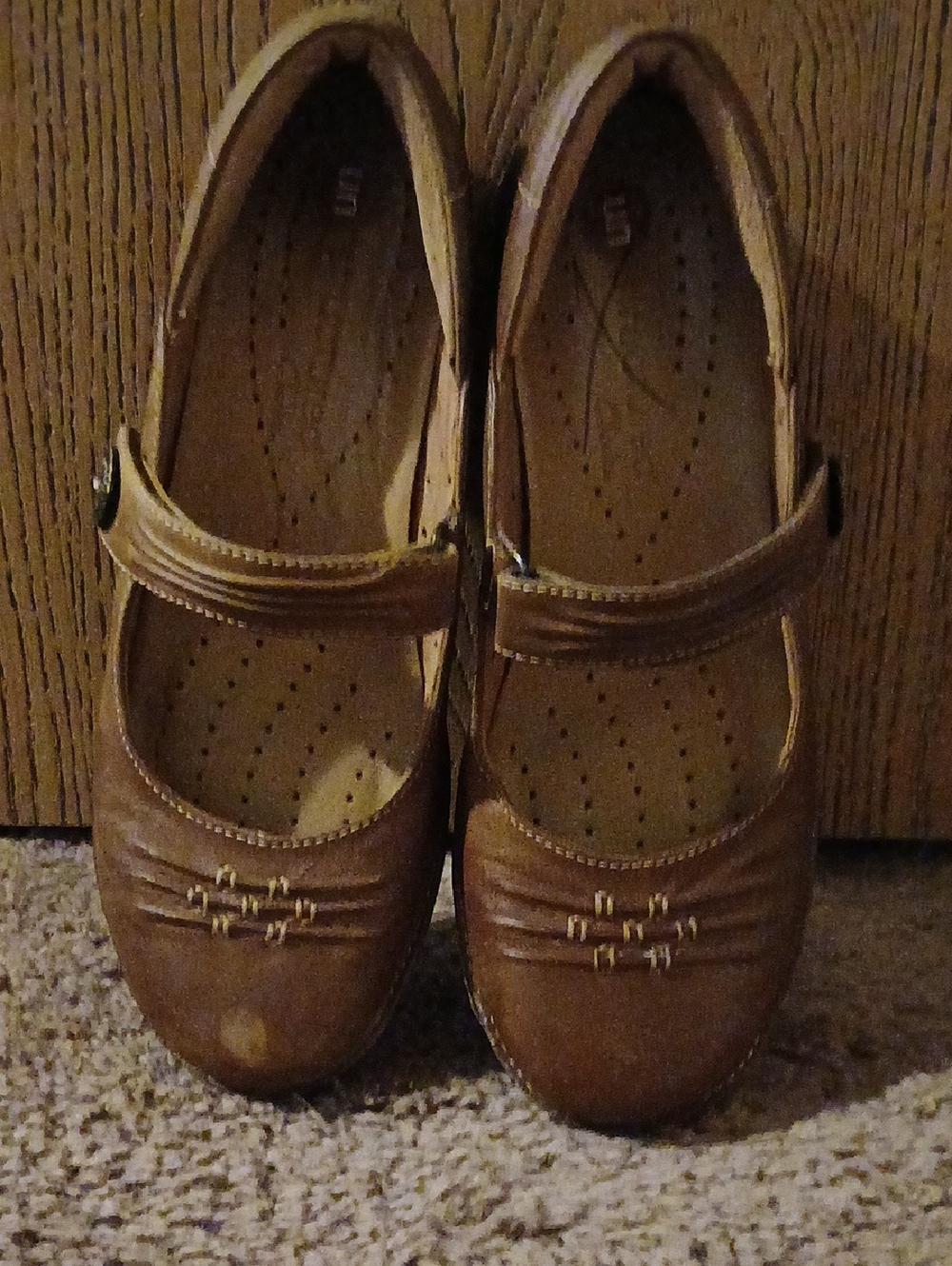 Clarks Tan Womens  Mary Jane Dress Shoes with Strap